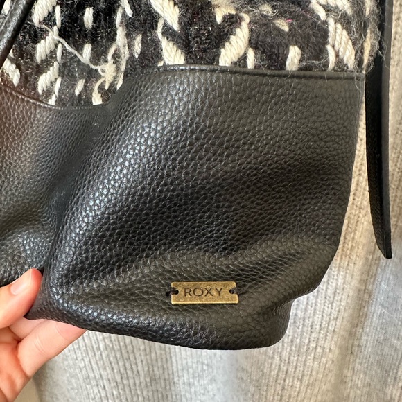 Roxy draw string bag 🖤🤍 - Picture 2 of 2